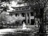 学校临时办公教学楼及校门
 （1952年11月至1954年6月）。