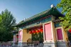 2002年重新修建的校门。